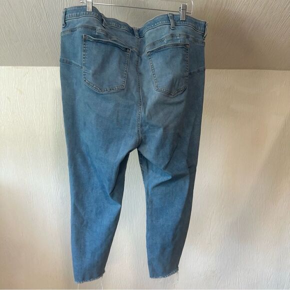 Torrid Light Wash 5 front Button Bombshell Skinny Jeans, size 24 SHORT - Picture 6 of 9